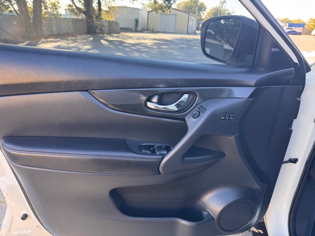 Photo 13 of this NISSAN ROGUE