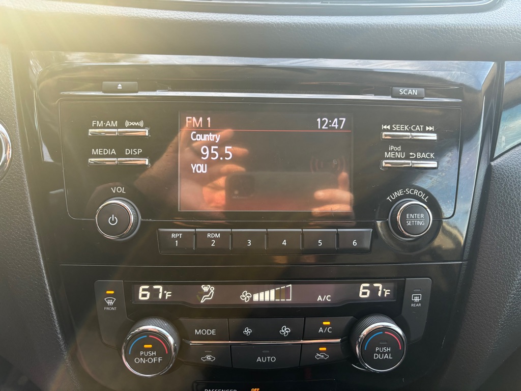Photo 11 of this NISSAN ROGUE SPORT