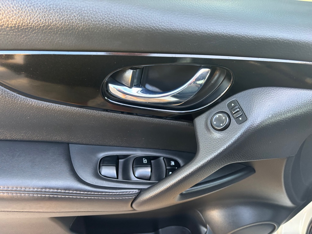Photo 9 of this NISSAN ROGUE SPORT