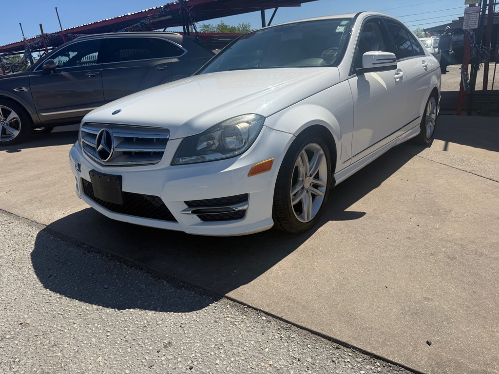 Photo 2 of this MERCEDES-BENZ C-CLASS