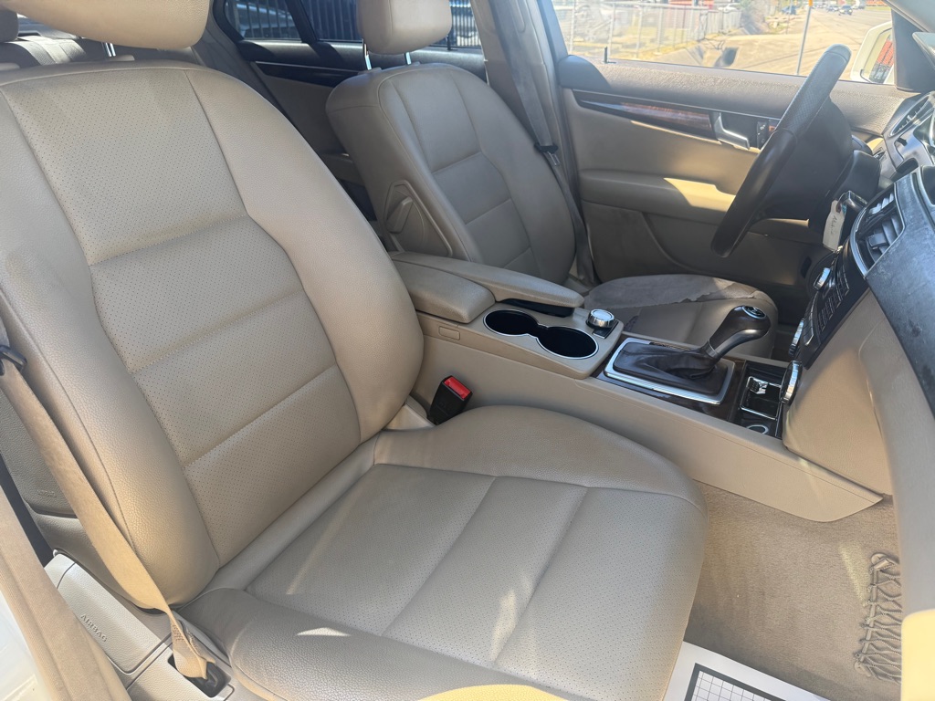 Photo 25 of this MERCEDES-BENZ C-CLASS