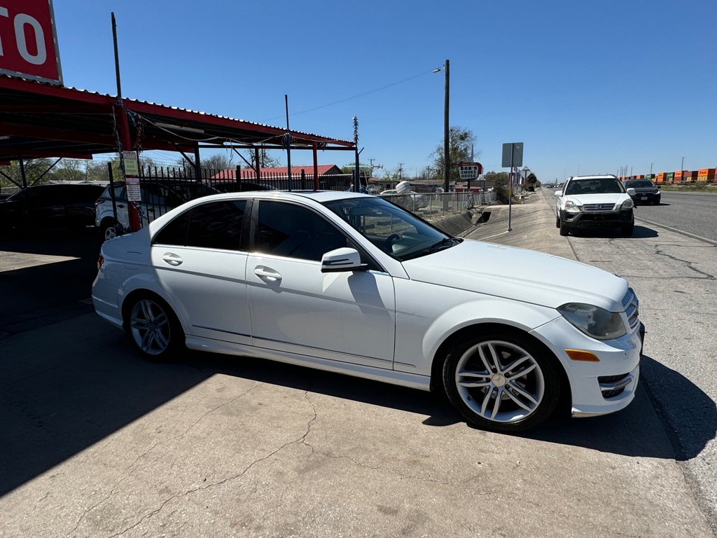 Photo 36 of this MERCEDES-BENZ C-CLASS
