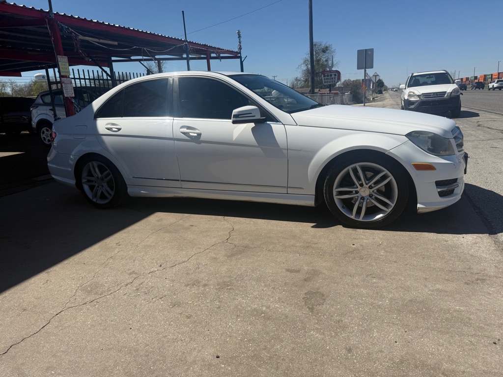 Photo 11 of this MERCEDES-BENZ C-CLASS