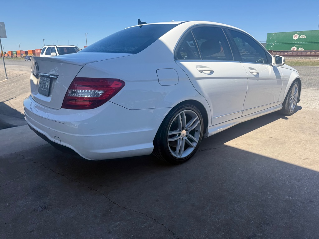Photo 13 of this MERCEDES-BENZ C-CLASS