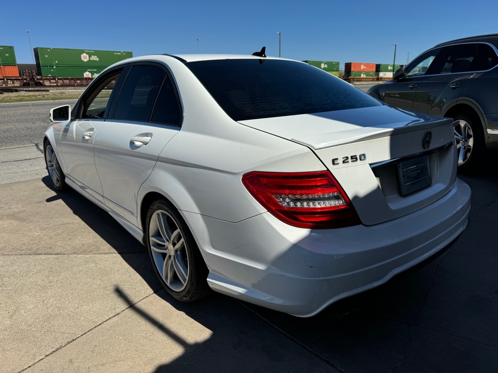 Photo 47 of this MERCEDES-BENZ C-CLASS