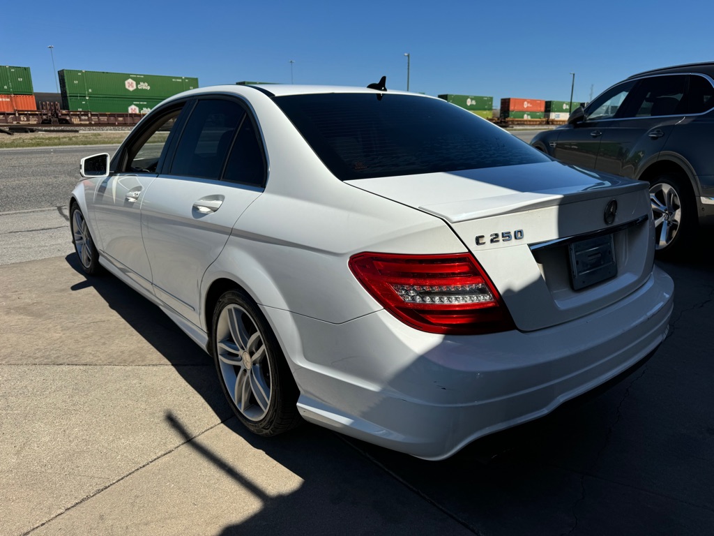 Photo 48 of this MERCEDES-BENZ C-CLASS