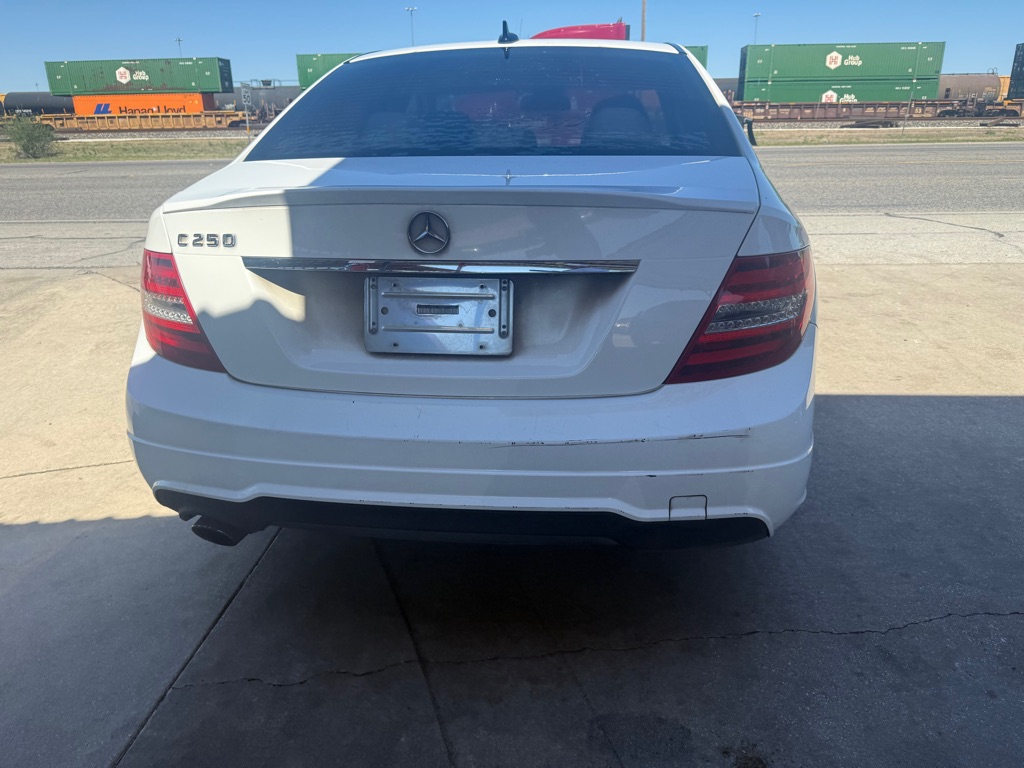 Photo 16 of this MERCEDES-BENZ C-CLASS