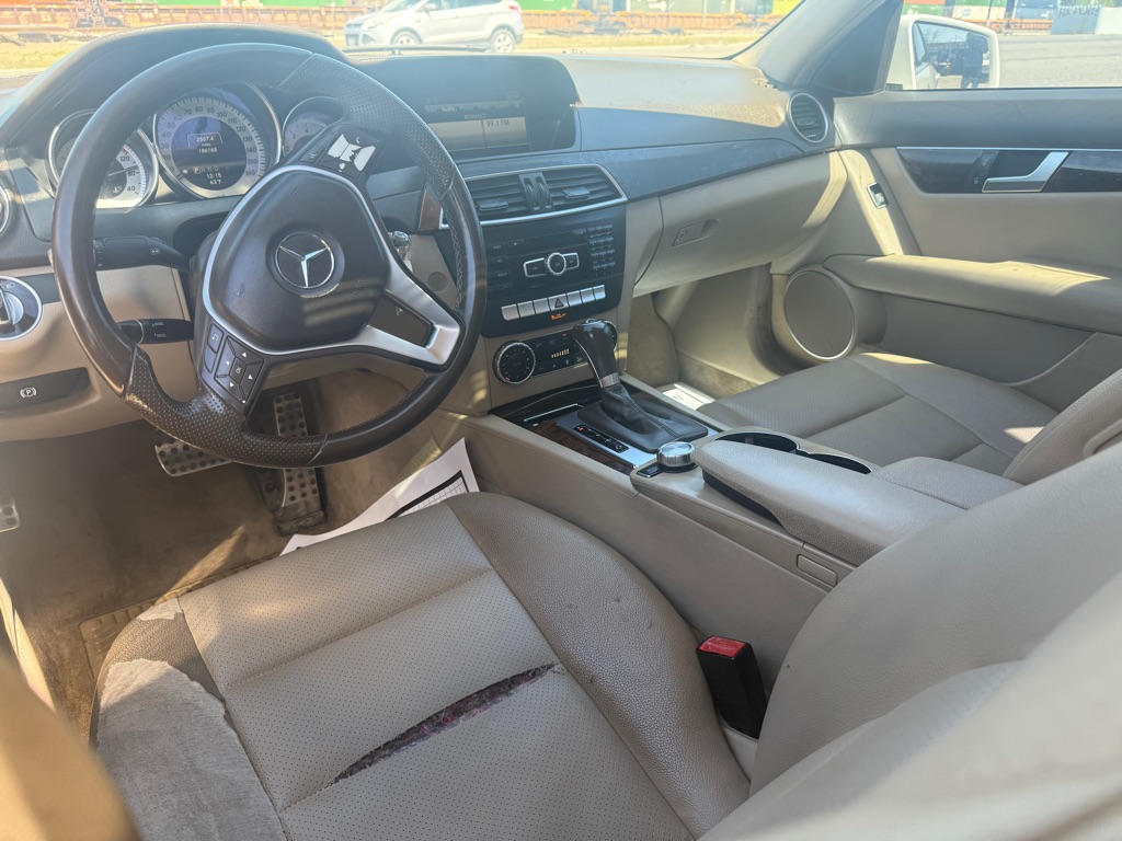 Photo 22 of this MERCEDES-BENZ C-CLASS
