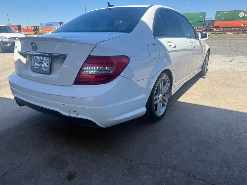 Photo 14 of this MERCEDES-BENZ C-CLASS