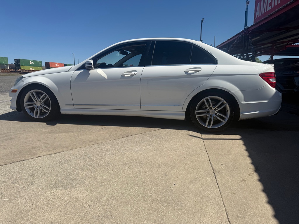 Photo 18 of this MERCEDES-BENZ C-CLASS