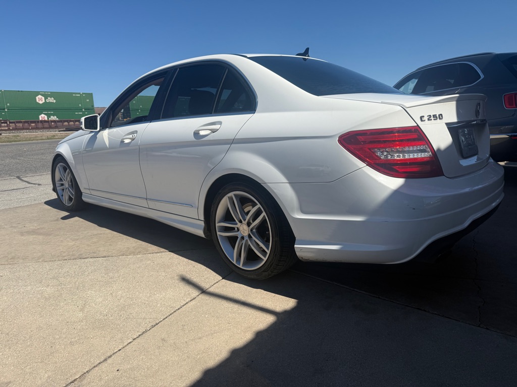 Photo 17 of this MERCEDES-BENZ C-CLASS