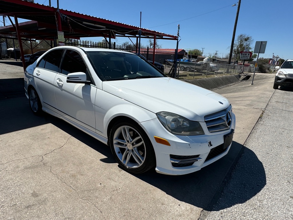 Photo 33 of this MERCEDES-BENZ C-CLASS