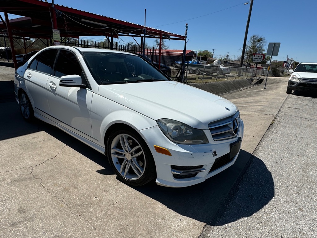 Photo 34 of this MERCEDES-BENZ C-CLASS