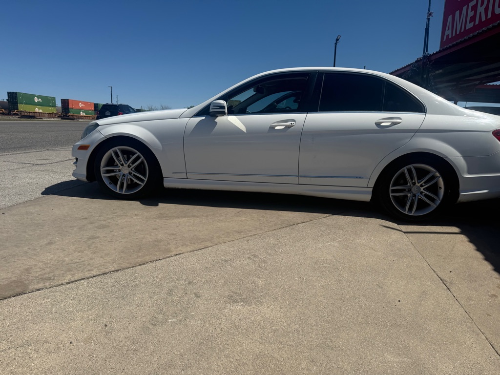 Photo 19 of this MERCEDES-BENZ C-CLASS