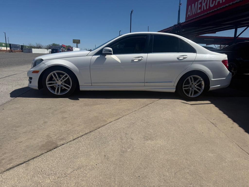 Photo 20 of this MERCEDES-BENZ C-CLASS