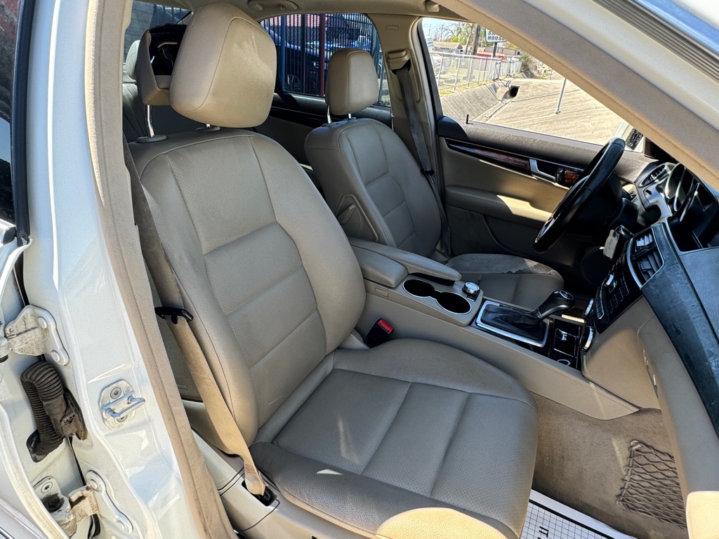 Photo 37 of this MERCEDES-BENZ C-CLASS