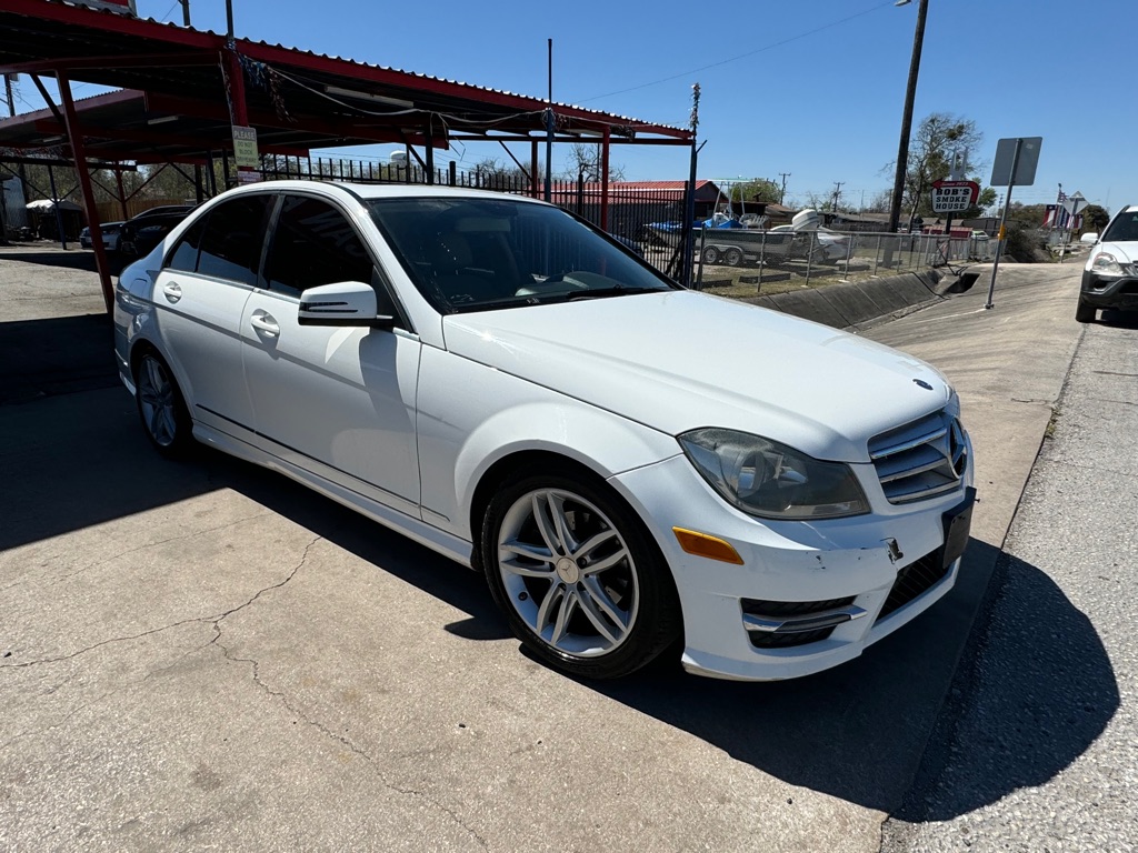 Photo 32 of this MERCEDES-BENZ C-CLASS