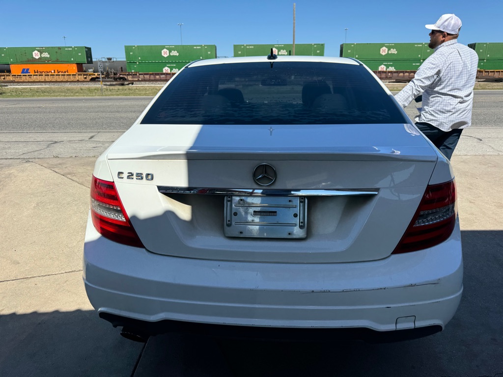 Photo 49 of this MERCEDES-BENZ C-CLASS