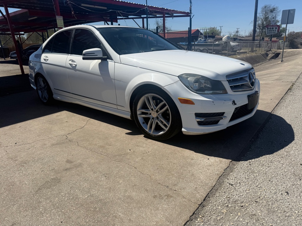 Photo 9 of this MERCEDES-BENZ C-CLASS