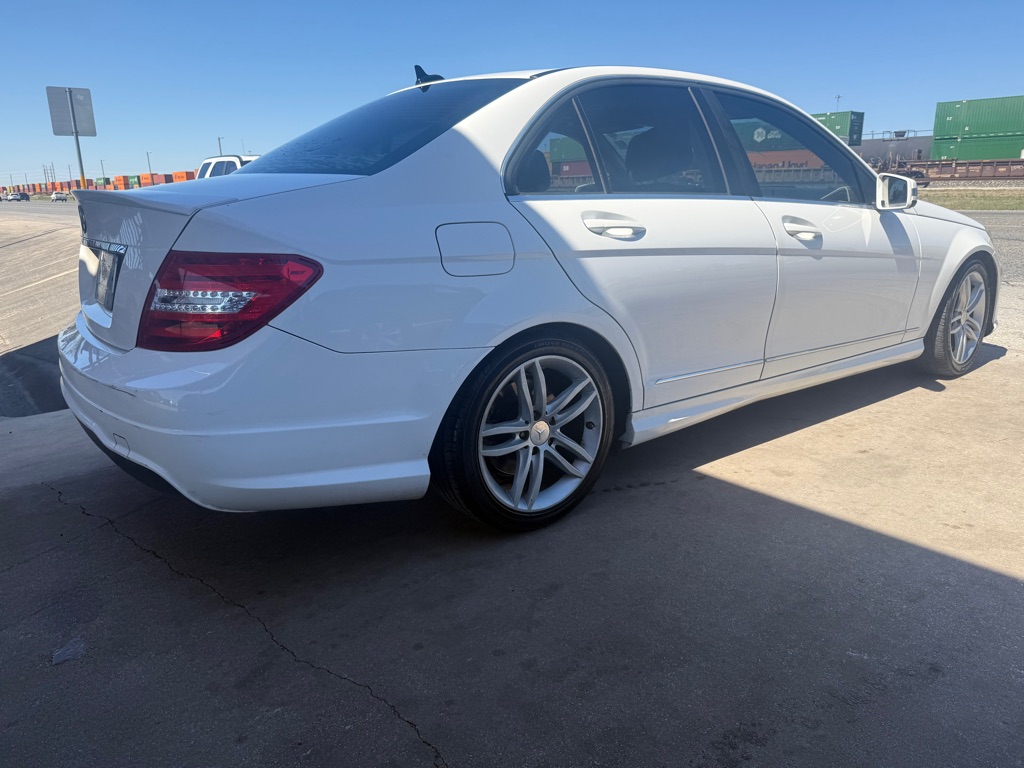 Photo 12 of this MERCEDES-BENZ C-CLASS