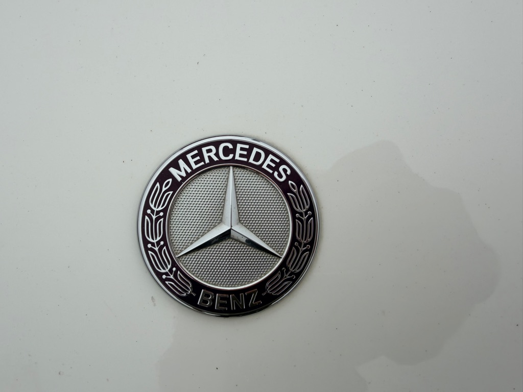 Photo 33 of this MERCEDES-BENZ E-CLASS