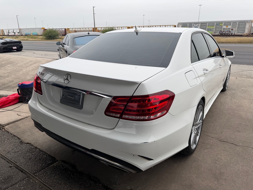 Photo 21 of this MERCEDES-BENZ E-CLASS