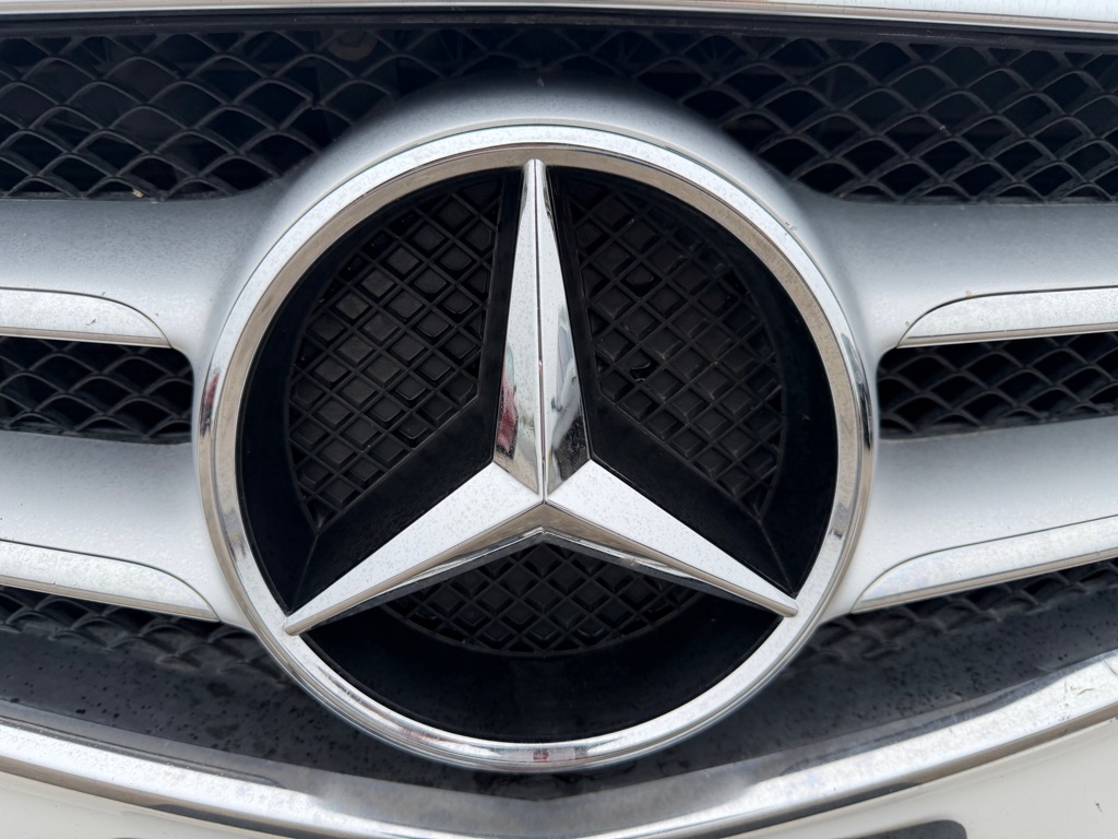 Photo 34 of this MERCEDES-BENZ E-CLASS