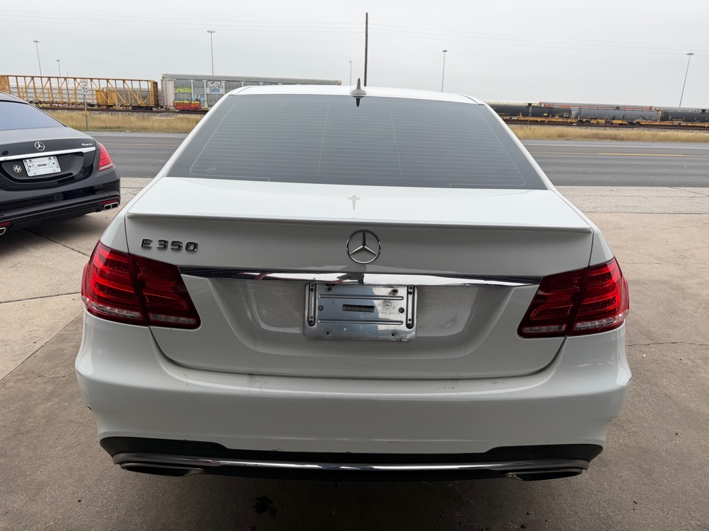 Photo 25 of this MERCEDES-BENZ E-CLASS