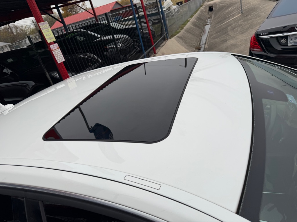 Photo 32 of this MERCEDES-BENZ E-CLASS