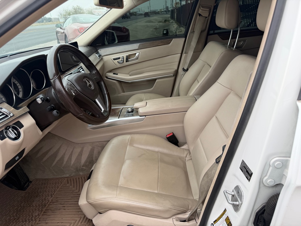 Photo 17 of this MERCEDES-BENZ E-CLASS