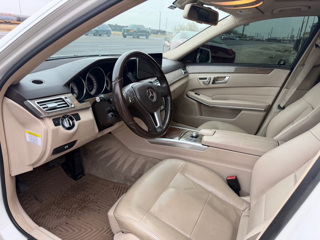 Photo 18 of this MERCEDES-BENZ E-CLASS