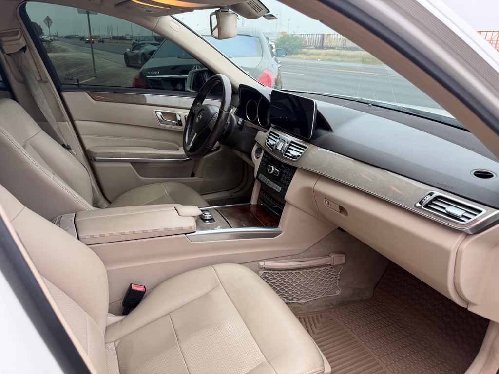 Photo 24 of this MERCEDES-BENZ E-CLASS