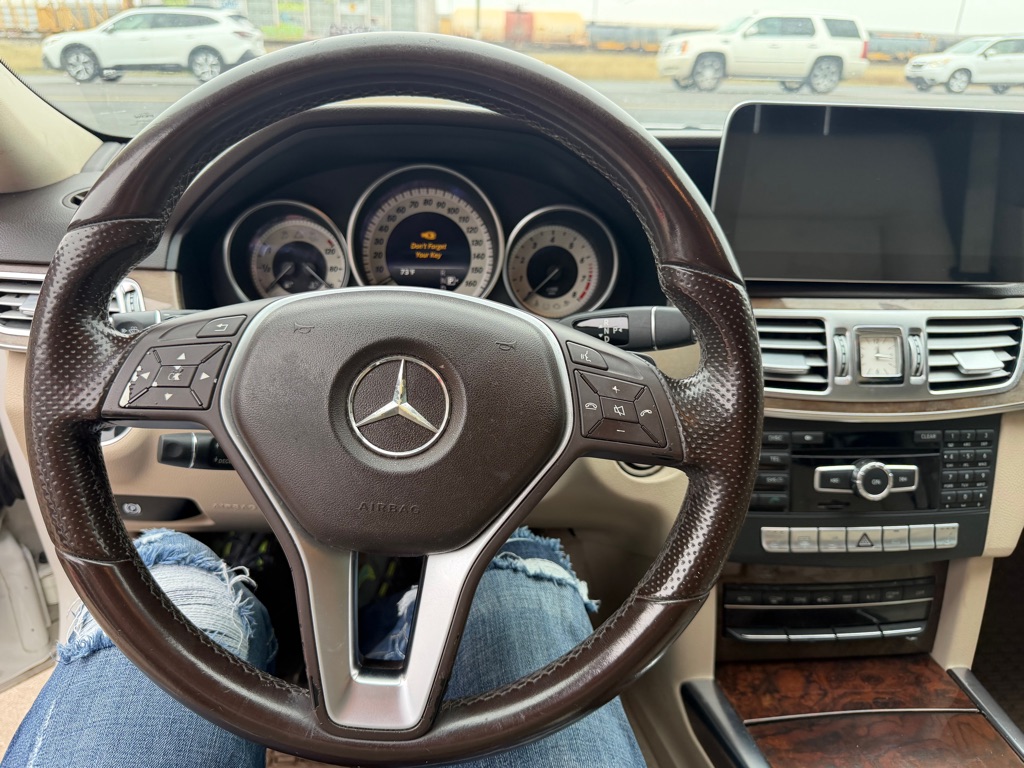 Photo 19 of this MERCEDES-BENZ E-CLASS
