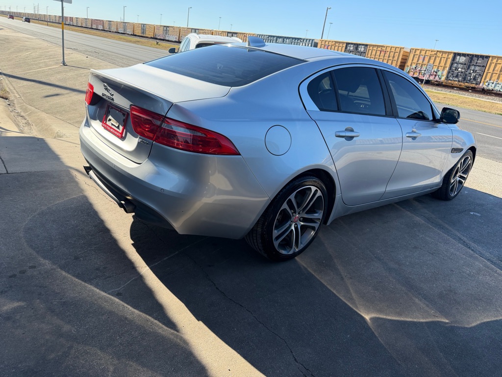 Photo 13 of this JAGUAR XE