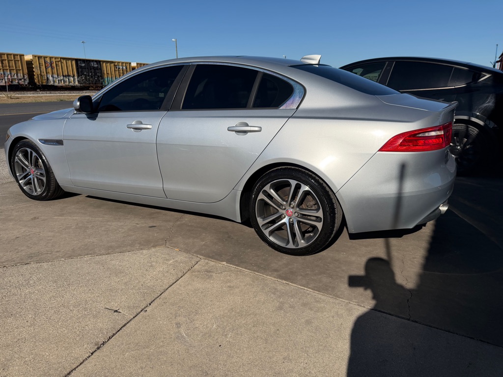 Photo 50 of this JAGUAR XE