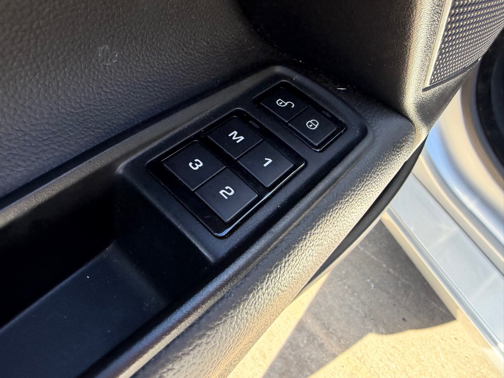 Photo 58 of this JAGUAR XE