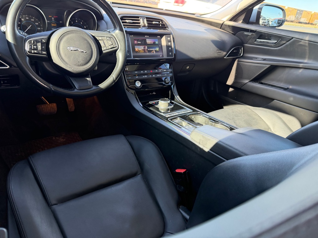 Photo 23 of this JAGUAR XE