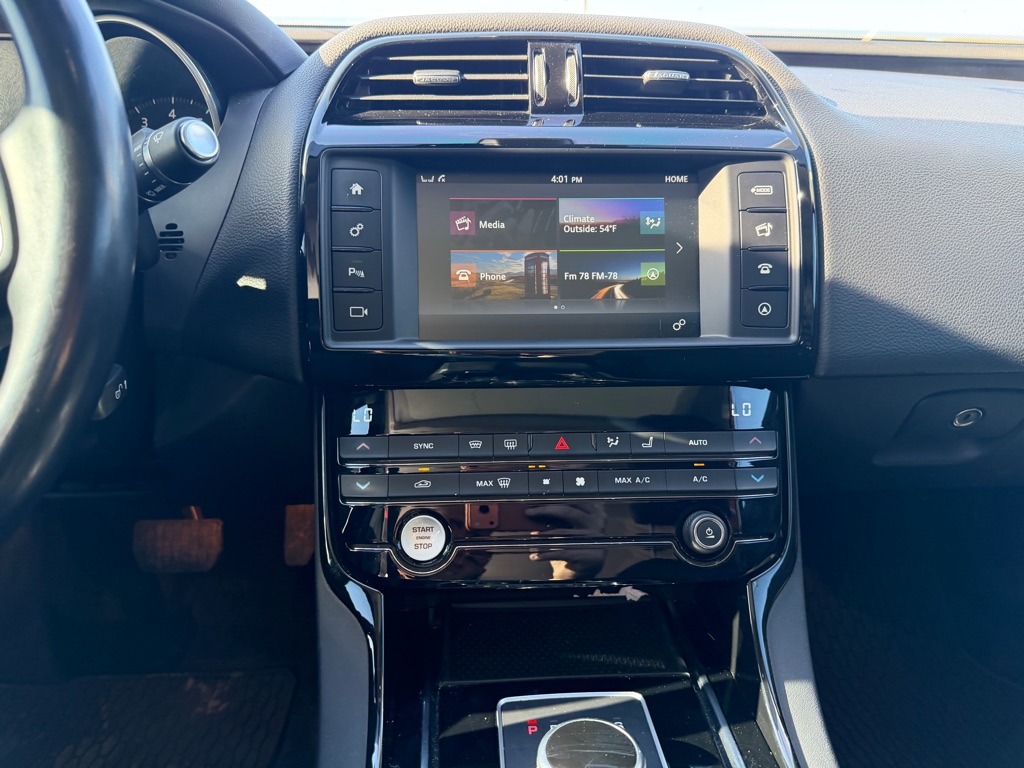 Photo 25 of this JAGUAR XE