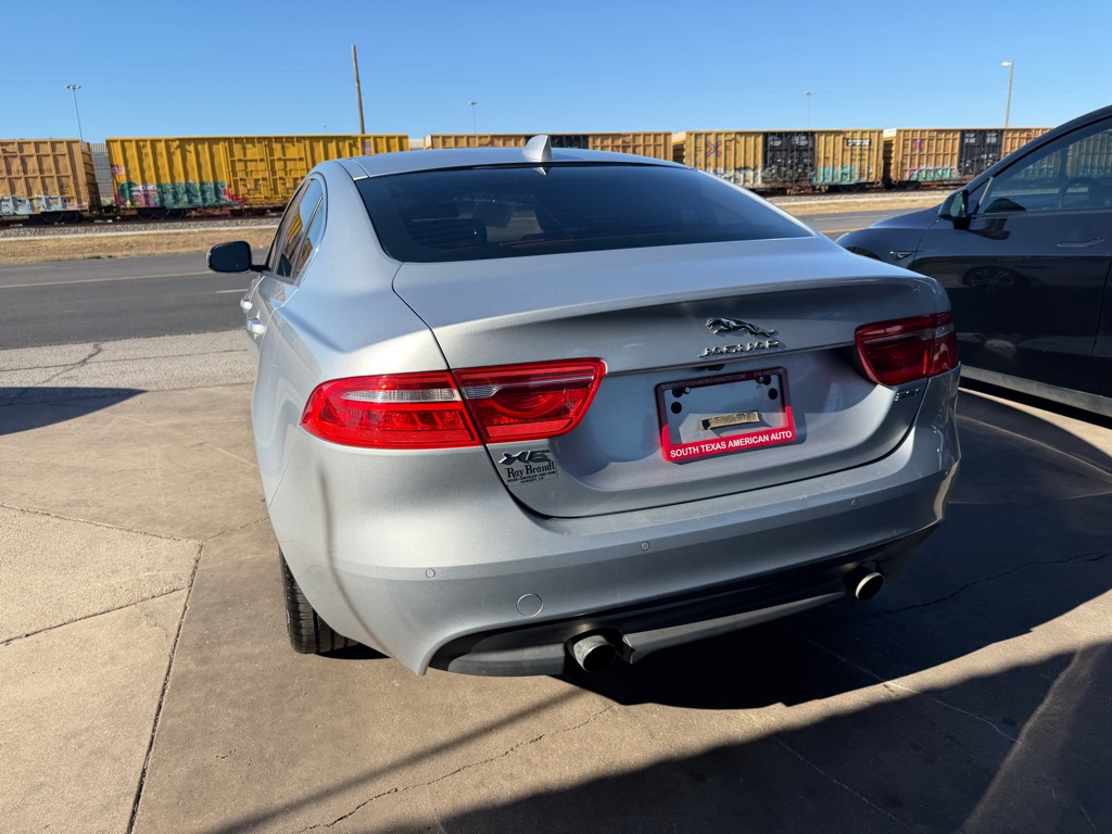 Photo 48 of this JAGUAR XE