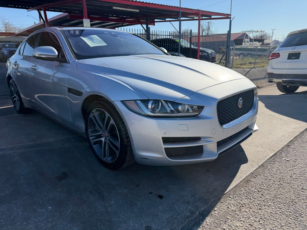 Photo 9 of this JAGUAR XE