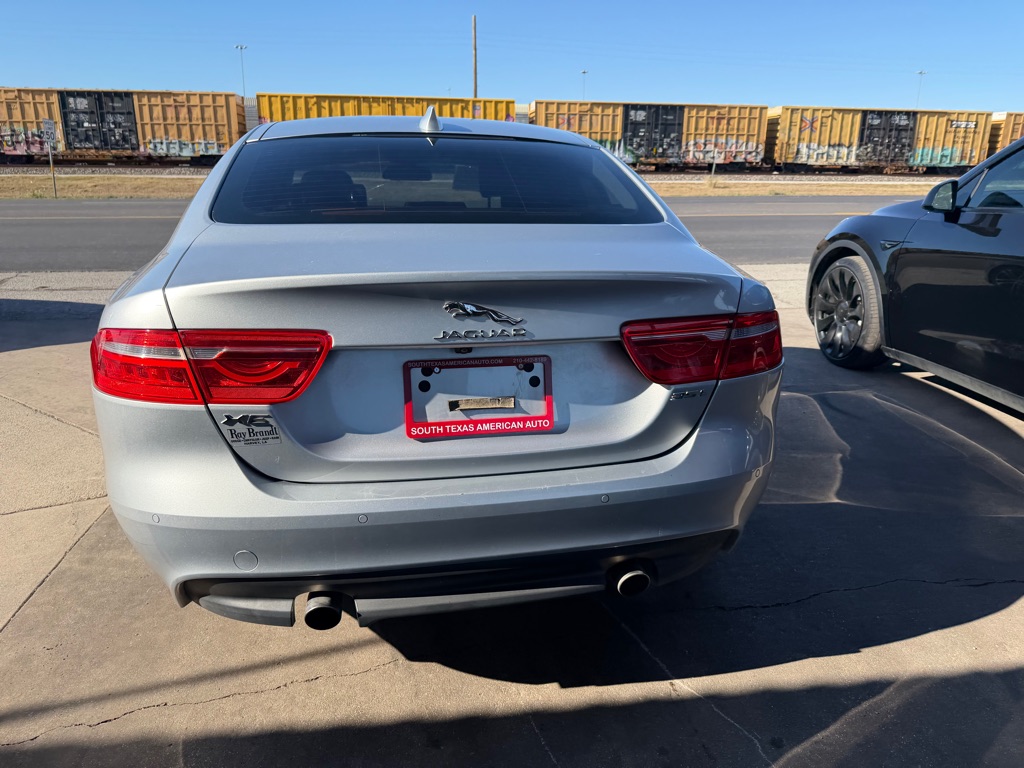 Photo 15 of this JAGUAR XE