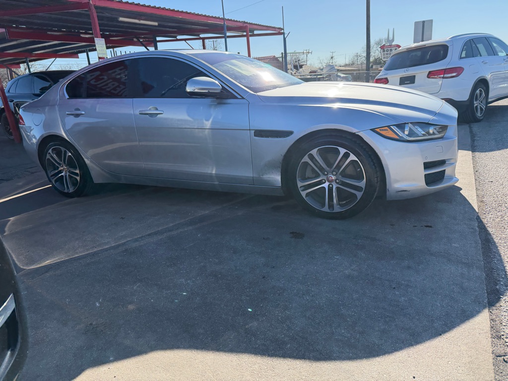 Photo 12 of this JAGUAR XE