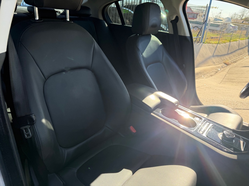 Photo 29 of this JAGUAR XE
