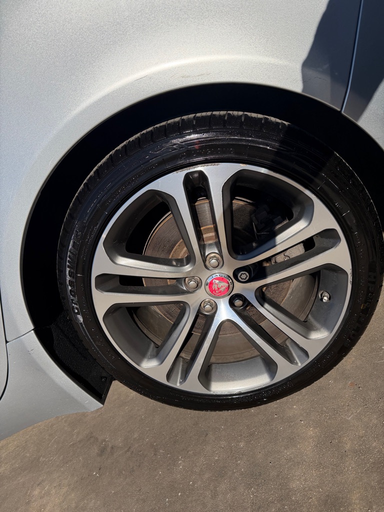 Photo 21 of this JAGUAR XE
