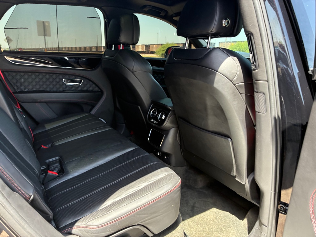 Photo 46 of this BENTLEY BENTAYGA