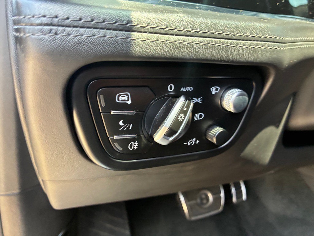 Photo 58 of this BENTLEY BENTAYGA