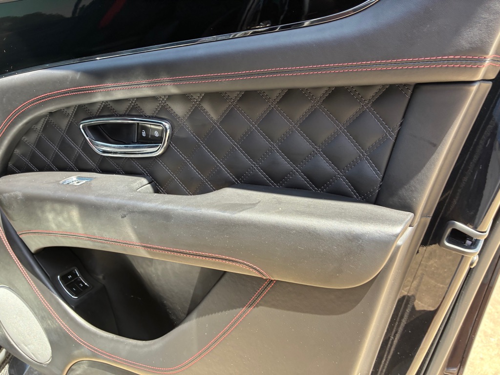Photo 38 of this BENTLEY BENTAYGA