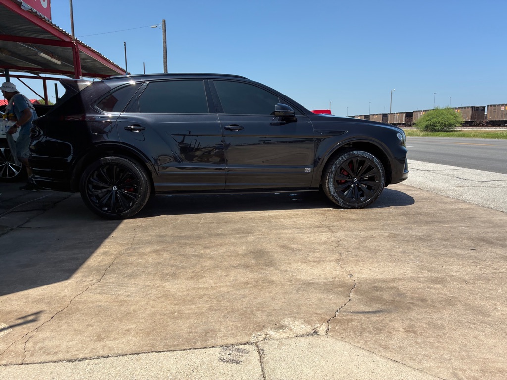 Photo 28 of this BENTLEY BENTAYGA