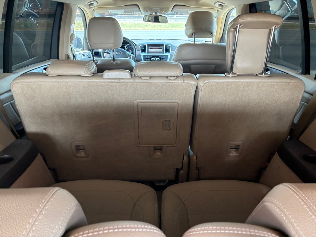Photo 32 of this MERCEDES-BENZ GL