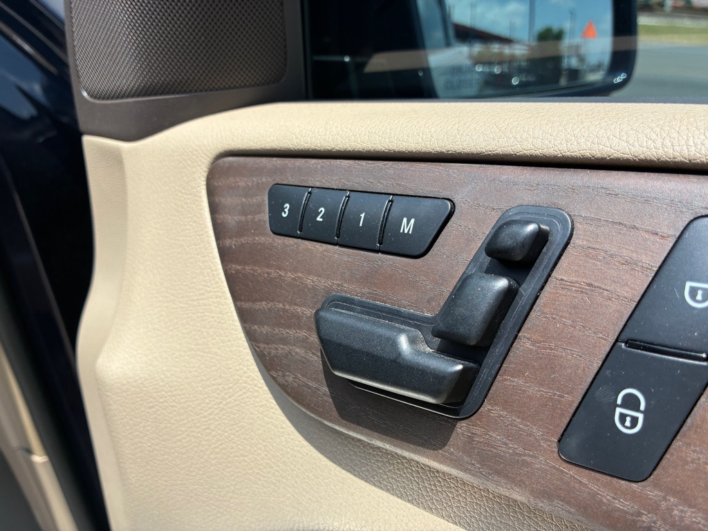 Photo 27 of this MERCEDES-BENZ GL